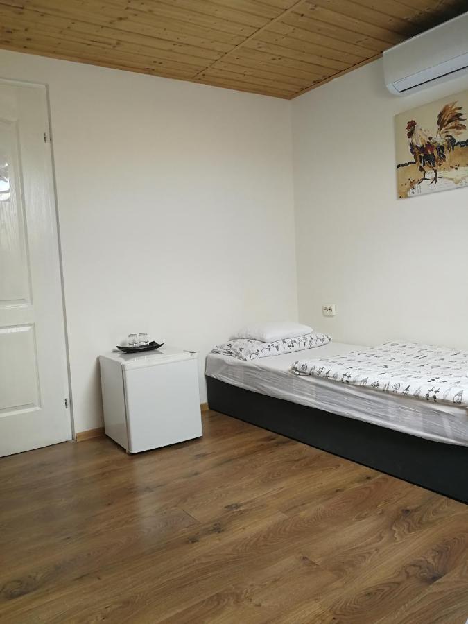 Manoka Guest House Mogyorod Exterior photo